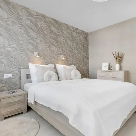 Apartment Premium With Balcony And Parking